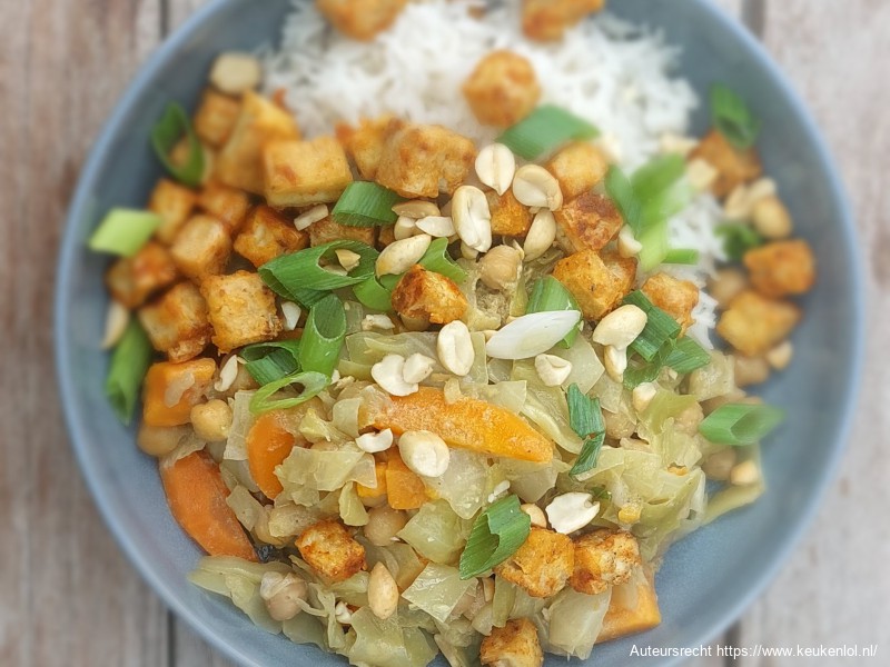 Spitskool curry met crunchy tofu