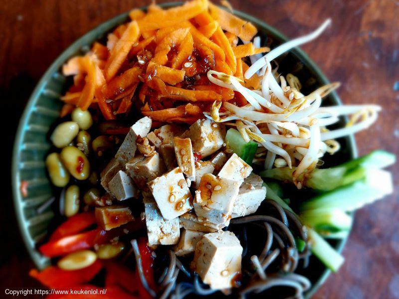 poke bowl met tofu en soba noodles