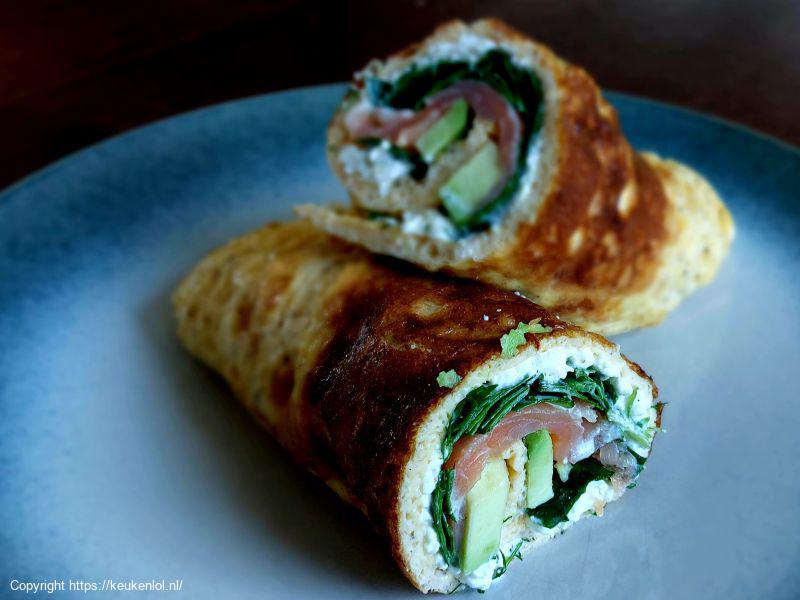 ei-wrap met gerookte zalm, spinazie en avocado