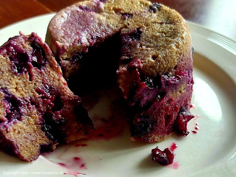 Ontbijt mug cake met blauwe bessen