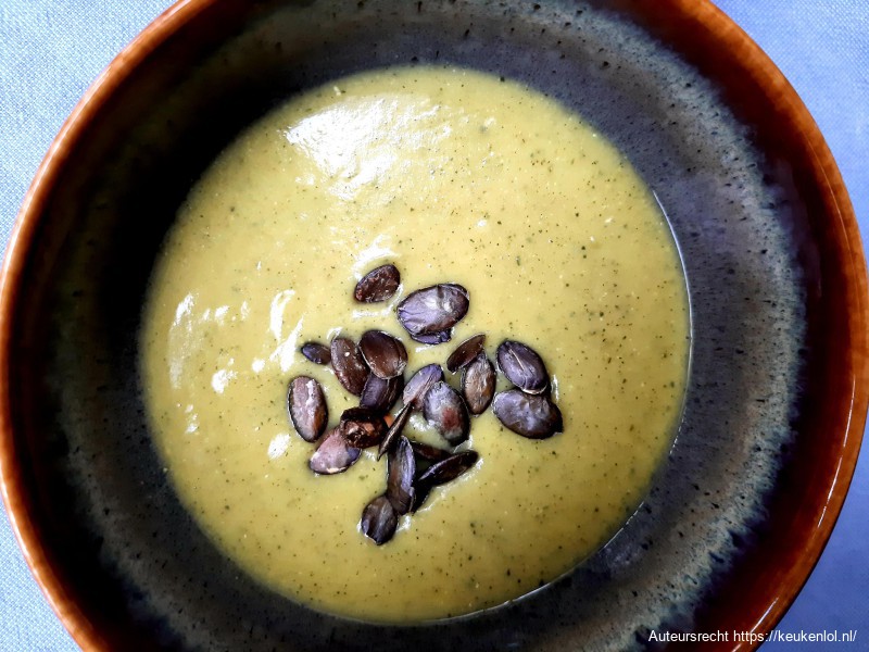 Linzensoep met courgette en bosui