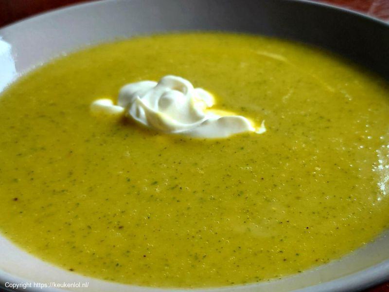 Kruidige kerrie courgette soep