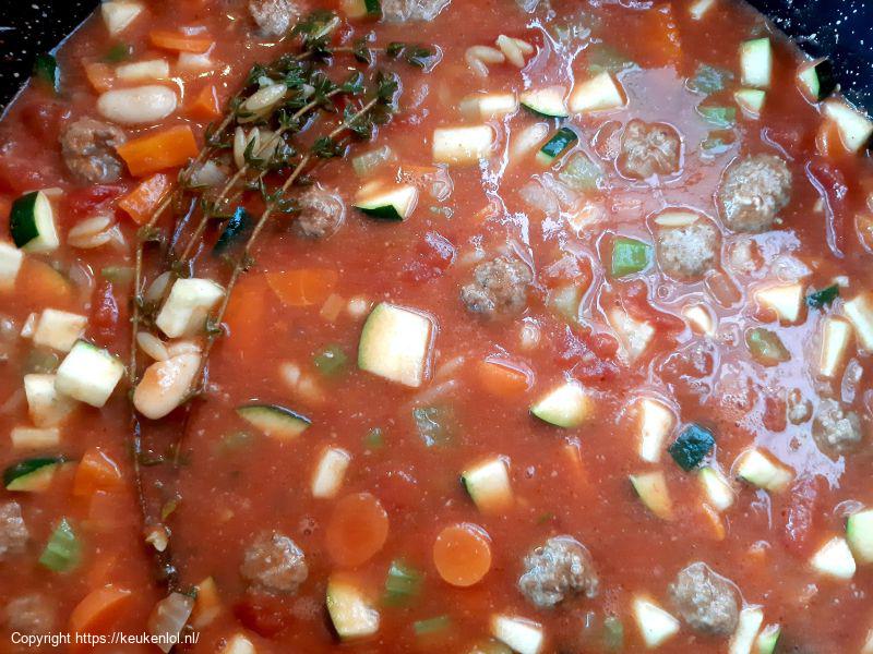 Maaltijdsoep met orzo en balletjes